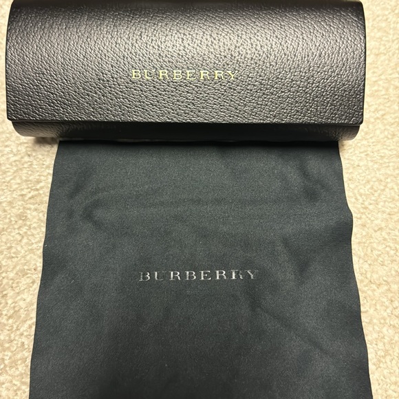 Burberry sunglasses with case and box - Picture 8 of 8
